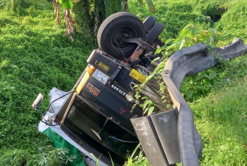 Tabrakan Di Tanjakan Bajera, Truk Muat Pupuk Terguling | Bali Tribune